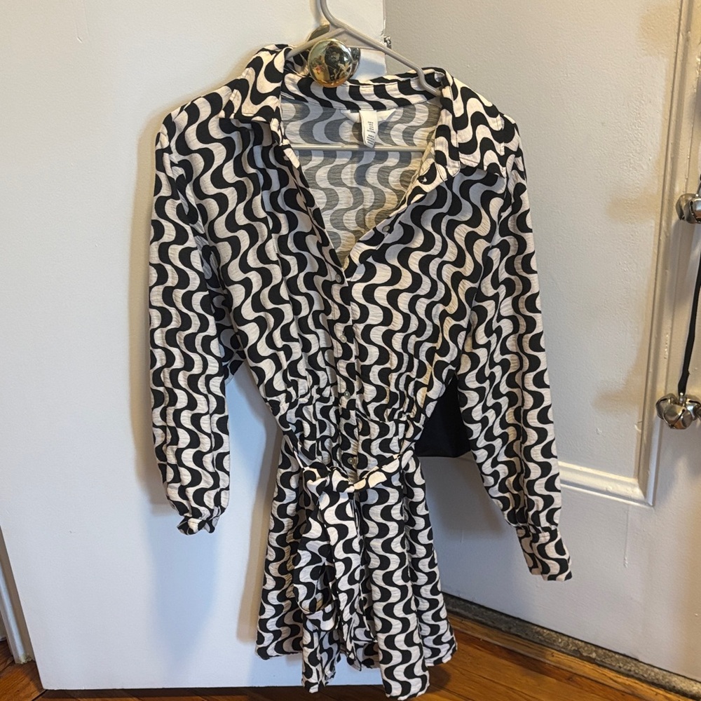 H&M Black and White Wave Pattern Dress